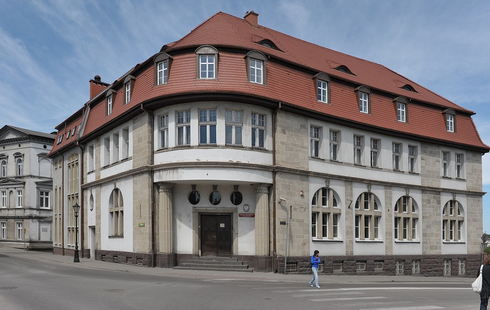 Budynek o jasnej elewacji, w którym mieści się siedziba Urzędu Skarbowego w Chojnicach